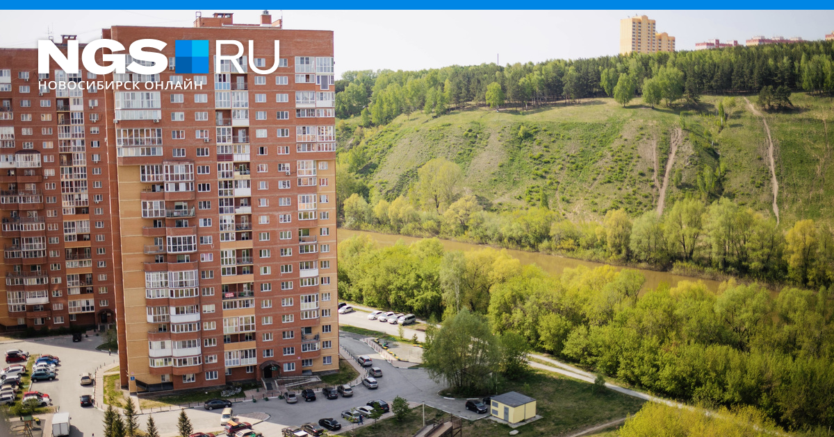 Разделите прихожую и гостиную шкафами